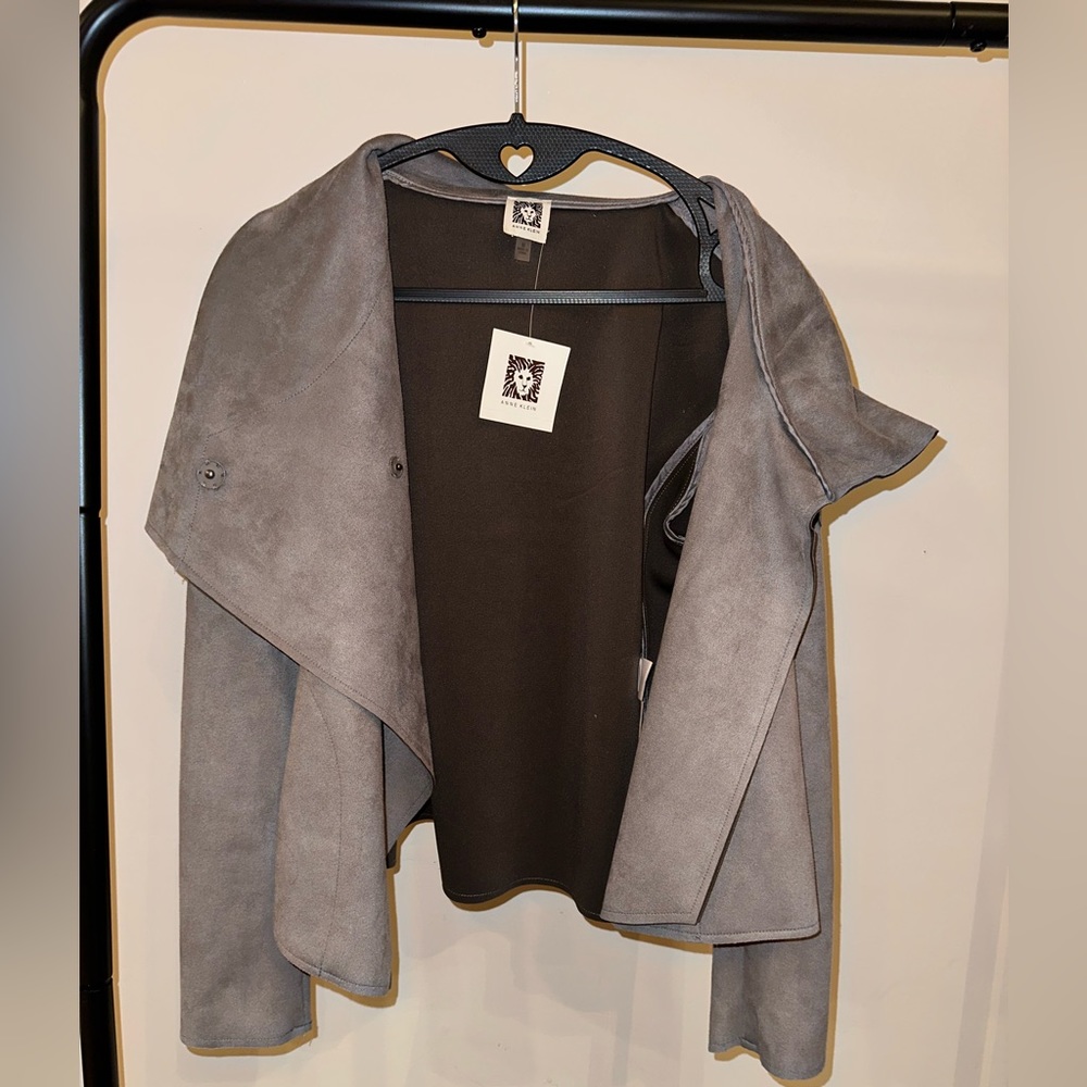 NWT $I50 ANNE KLEIN
Asymmetrical Wrap Faux SUEDE
Crop Jacket Size L Degas Gray